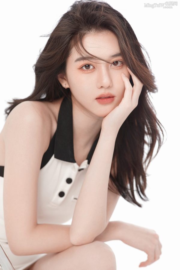 李凯馨穿露背超短裙高清美脸吸引人(2/4)