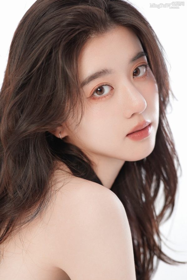 李凯馨穿露背超短裙高清美脸吸引人(3/4)