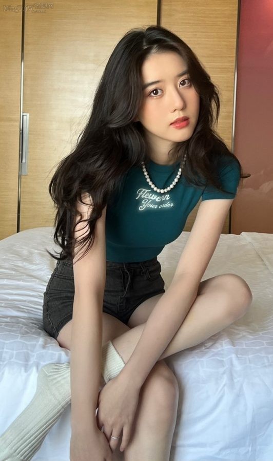 Bed photo of Li Kaixin in hot pants, beautiful thighs and white cotton pantyhose(4/7)