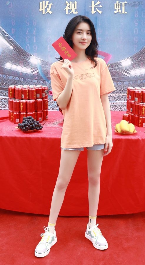Li Kaixin and Shi Ruiyi have two pairs of youthful and beautiful legs in the same frame(3/4)