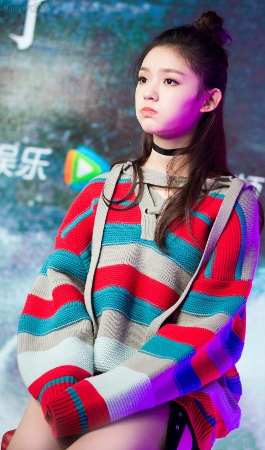 女明星林允坐在高脚椅上秀逆天长腿(2/2)
