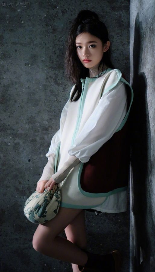 高马尾清纯女孩林允美细腿高清美脸写真(4/9)