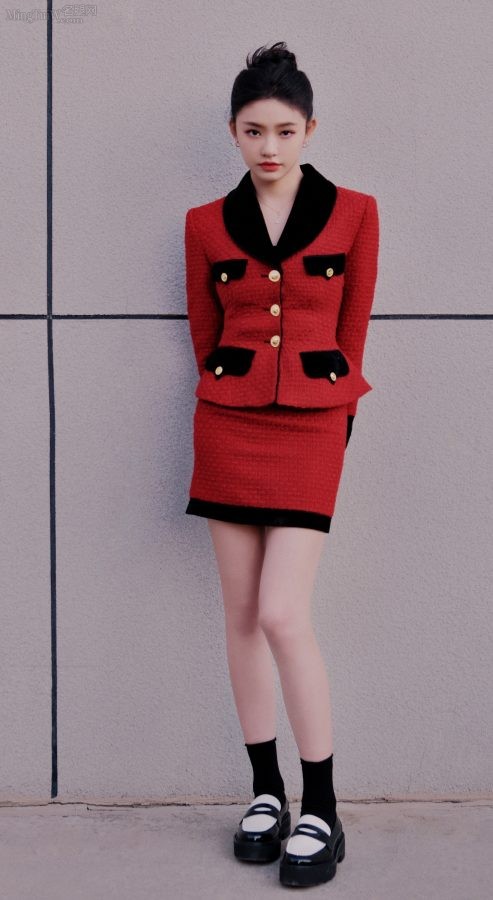 林允红裙白腿登台表演小品(1/8)