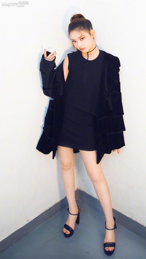 Lin Yun, a girl with a high ponytail, painted her beautiful feet with red nail polish and stepped on the waterproof platform and high heels.(1/4)