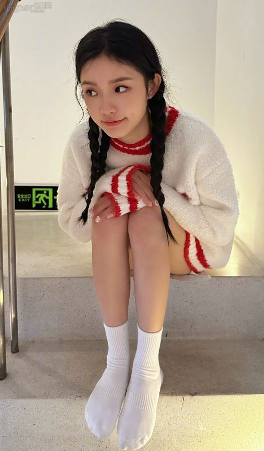 清纯可爱妹子林允白棉袜小脚居家美照(4/5)