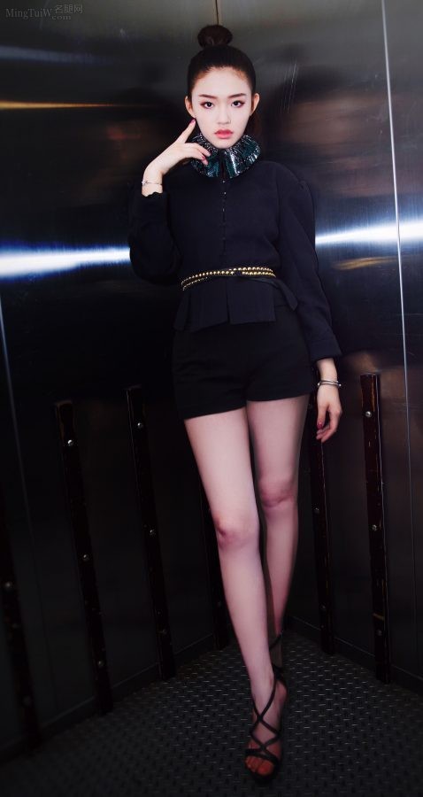 美人鱼林允超短热裤下紧致修长的少女腿(1/9)