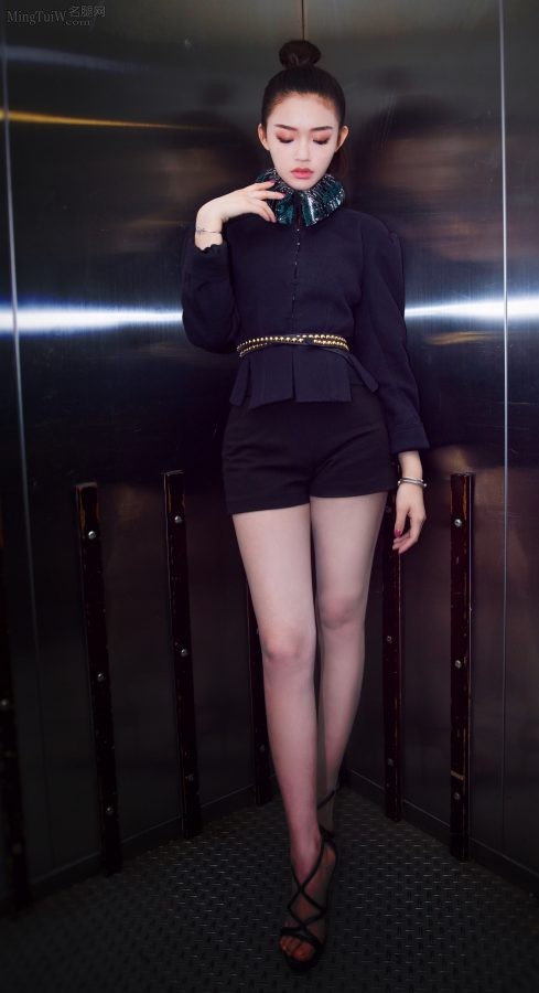 美人鱼林允超短热裤下紧致修长的少女腿(2/9)