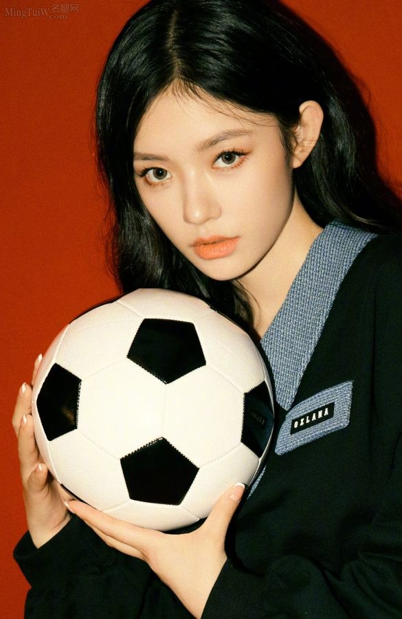 踢足球的长腿美少女林允(3/6)