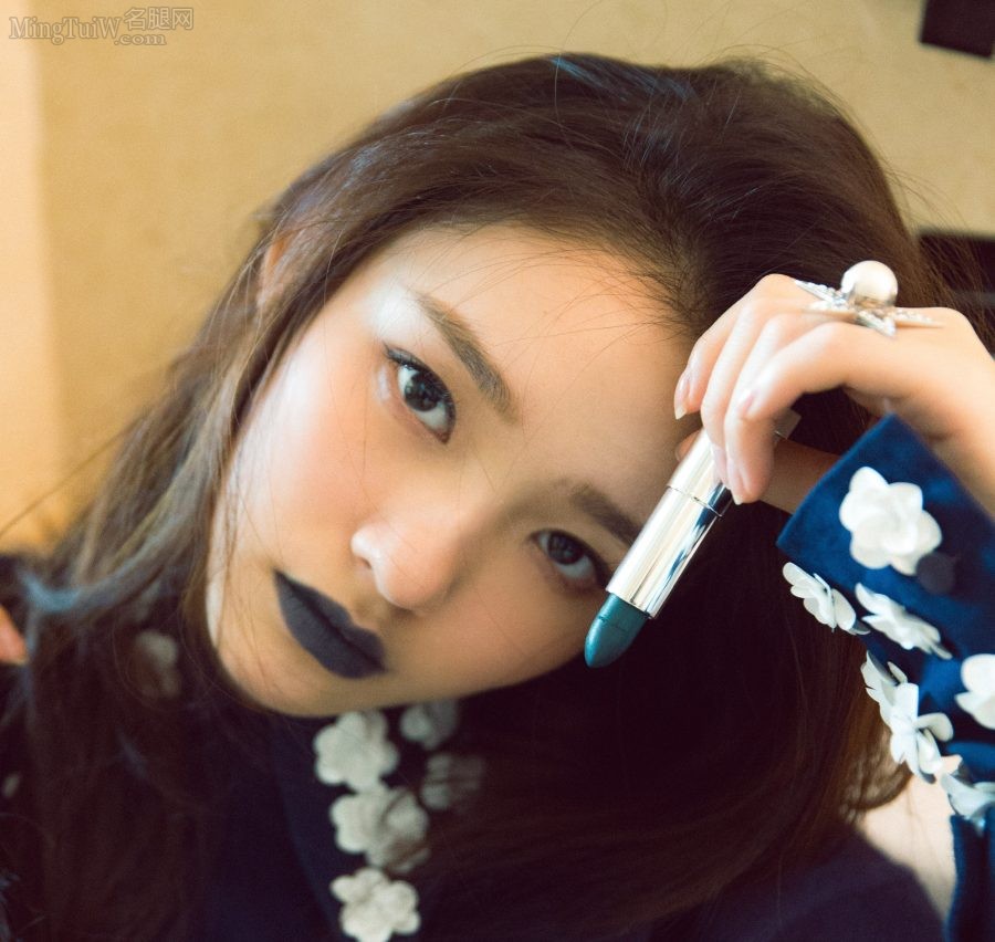 Innocent girl Lin Yun painted haze lip color on her lips to give you a different temptation(6/6)