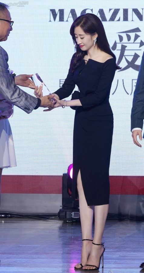 Liu Mintao looks noble and elegant in a black dress, with beautiful feet and stiletto heels(4/5)