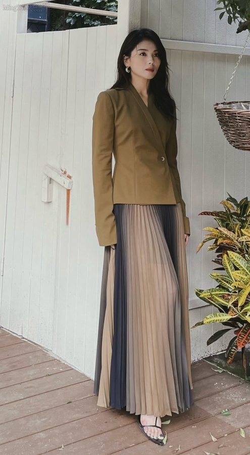 Liu Tao was photographed outside on the grass wearing blue nail polish on her feet(3/5)