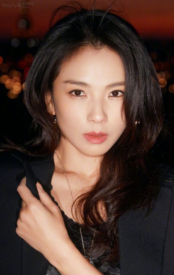 Beautiful sister Liu Tao wears sandals and sits on the table to take photos with charming eyes(4/7)