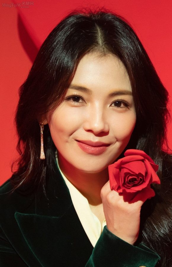 刘涛白裤细高跟翘二郎腿美如花(3/3)