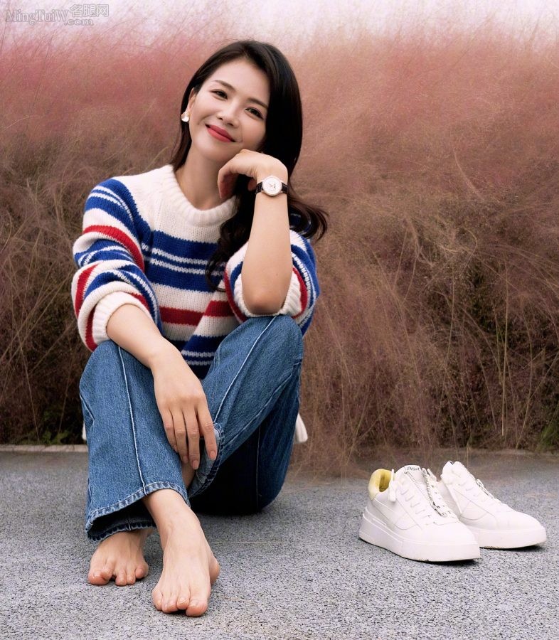 清醇熟女明星刘涛脱鞋露玉足请慢慢欣赏(1/6)