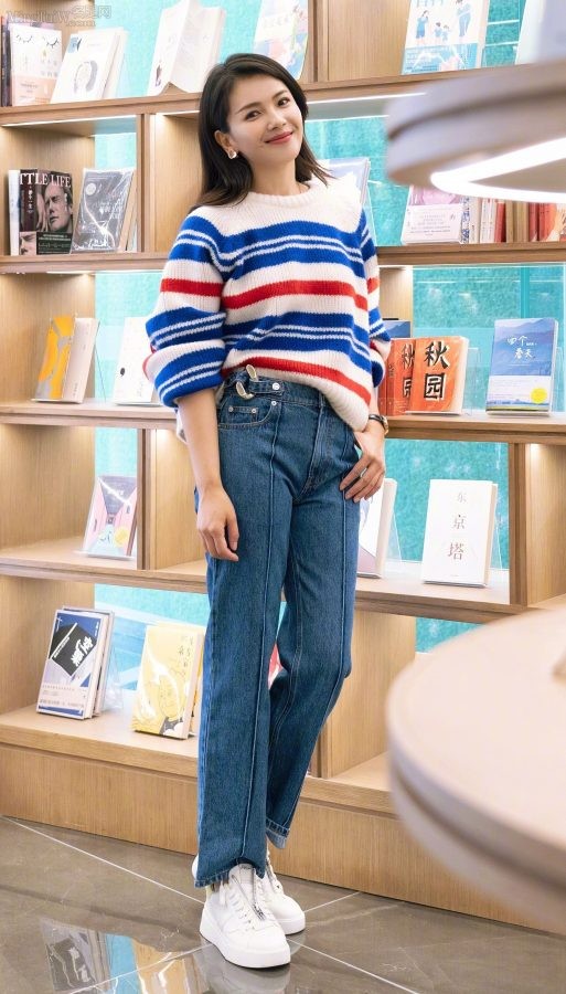 清醇熟女明星刘涛脱鞋露玉足请慢慢欣赏(5/6)