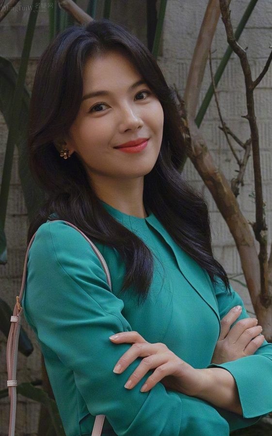 轻熟女明星刘涛夹腿坐姿笑容太迷人了(4/4)