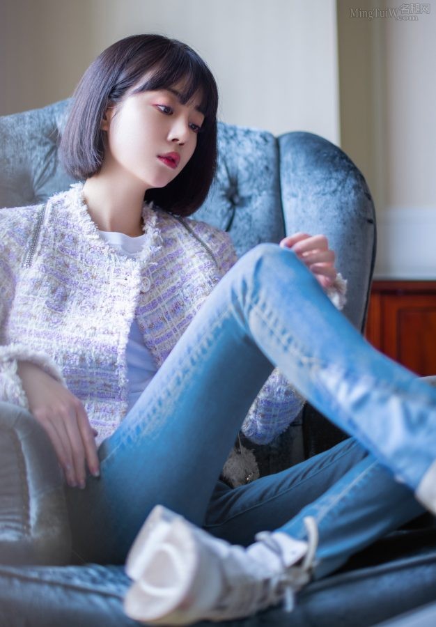 李溪芮穿紧身牛仔裤小品秀，展现女神的气质与长腿的诱人魅力(5/8)