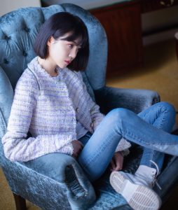 李溪芮穿紧身牛仔裤小品秀，展现女神的气质与长腿的诱人魅力
