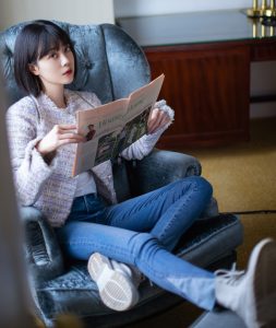 李溪芮穿紧身牛仔裤小品秀，展现女神的气质与长腿的诱人魅力