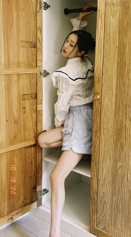 细跟皮靴与长腿的完美结合，李溪芮写真中的时尚魅力(11/12)
