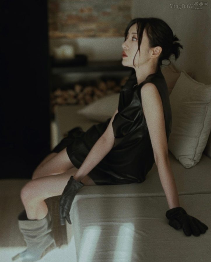 细跟皮靴与长腿的完美结合，李溪芮写真中的时尚魅力(3/12)