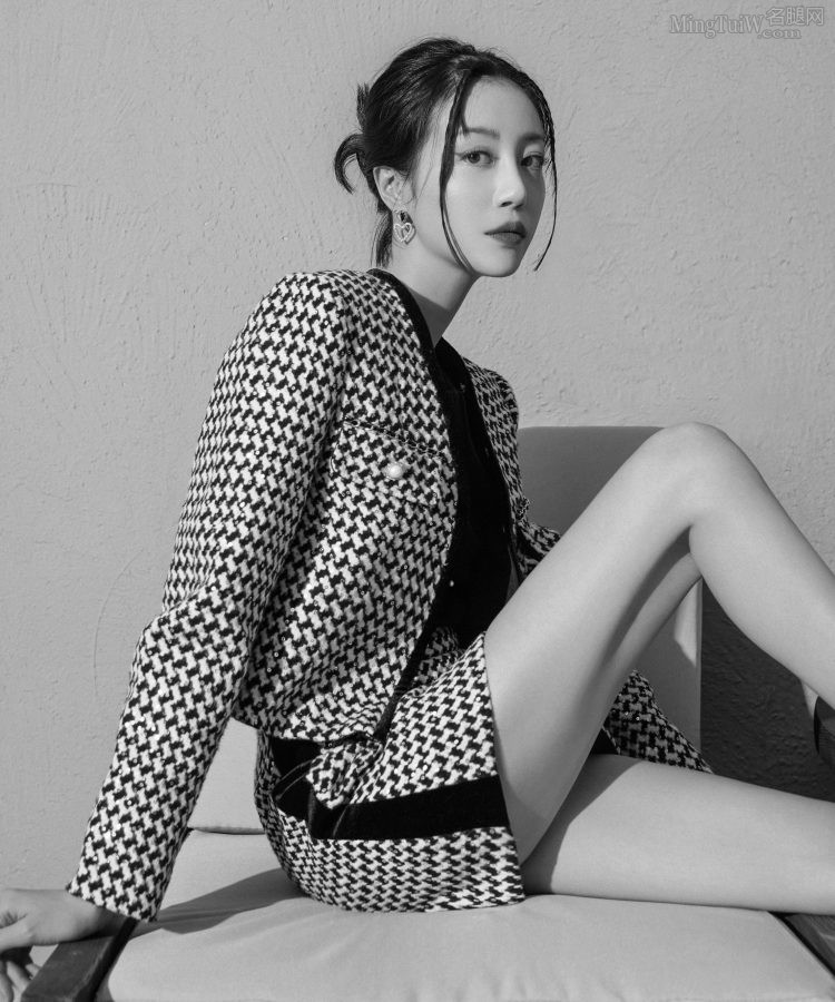 细跟皮靴与长腿的完美结合，李溪芮写真中的时尚魅力(5/12)