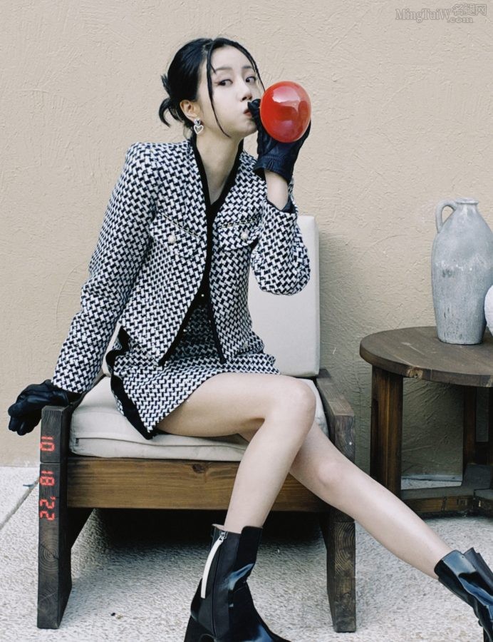 细跟皮靴与长腿的完美结合，李溪芮写真中的时尚魅力(6/12)
