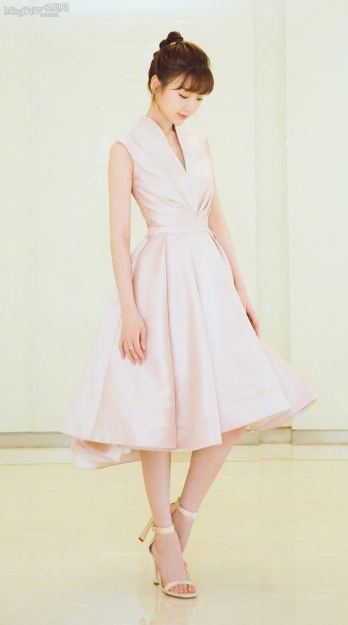 Young female star Mao Xiaotong wears Stuart Weitzman cool high heels(2/4)