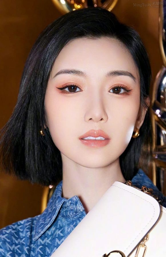 毛晓彤纤细滑嫩的少女腿(6/6)