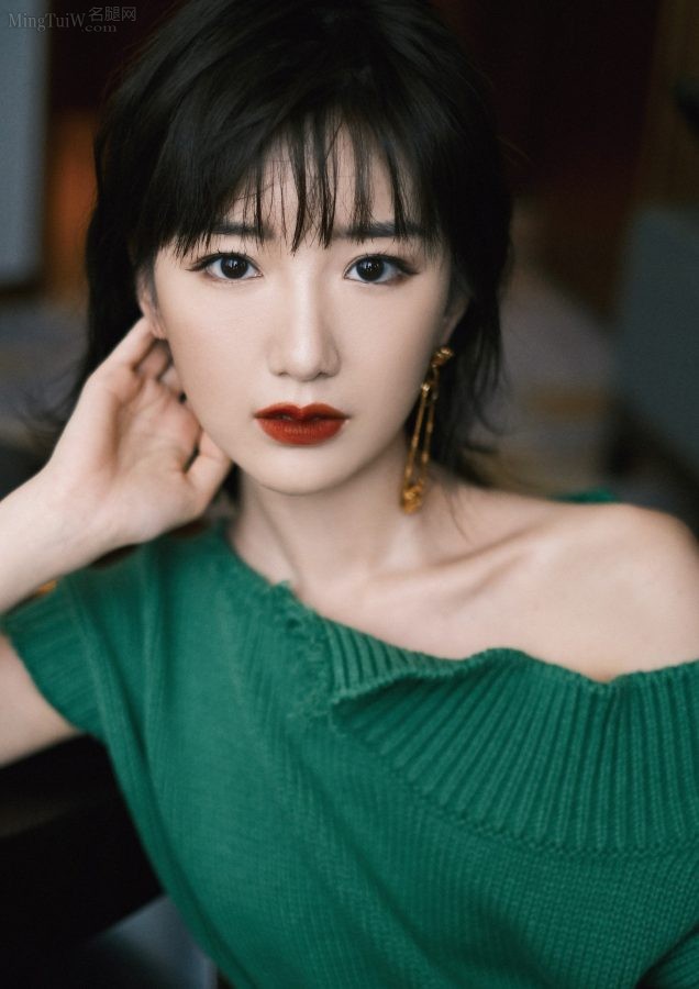毛晓彤秀出美腿，凉鞋换长靴都有感觉(9/10)