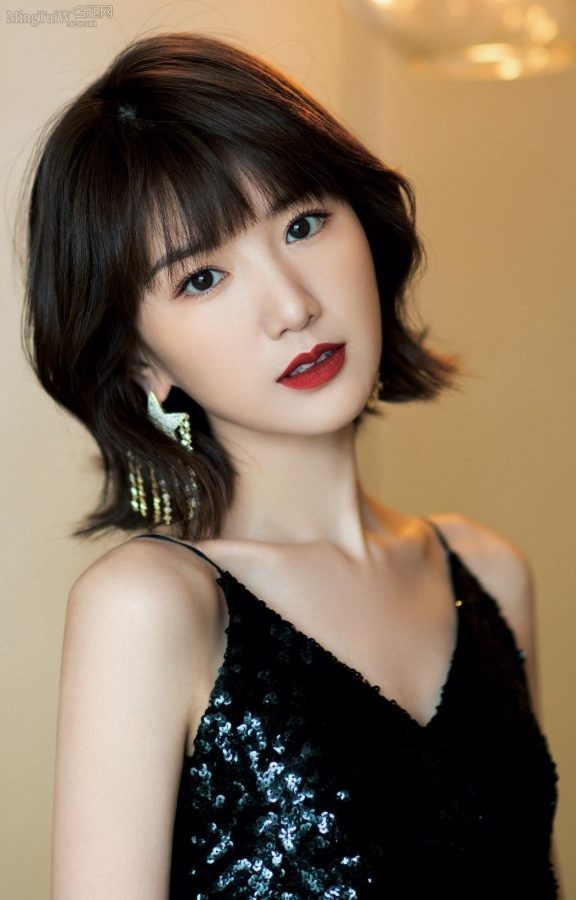 Mao Xiaotong has charming legs in a suspender-less black skirt.(3/6)
