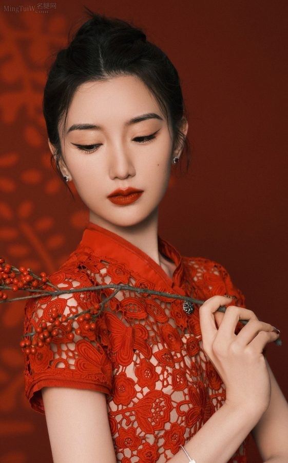 Mao Xiaotong wears STUART WEITZMAN platform sandals, such a beautiful beauty(4/9)