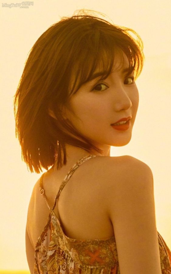 The gentle and quiet beautiful girl Mao Xiaotong sunbathes with her bare white feet(5/6)