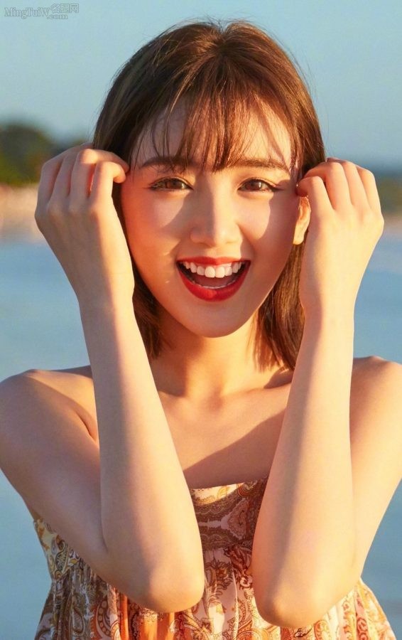 温柔安静的美少女毛晓彤光着白脚丫晒日光浴(6/6)