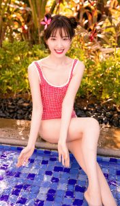 毛晓彤一条红色可爱泳衣完美展现长腿