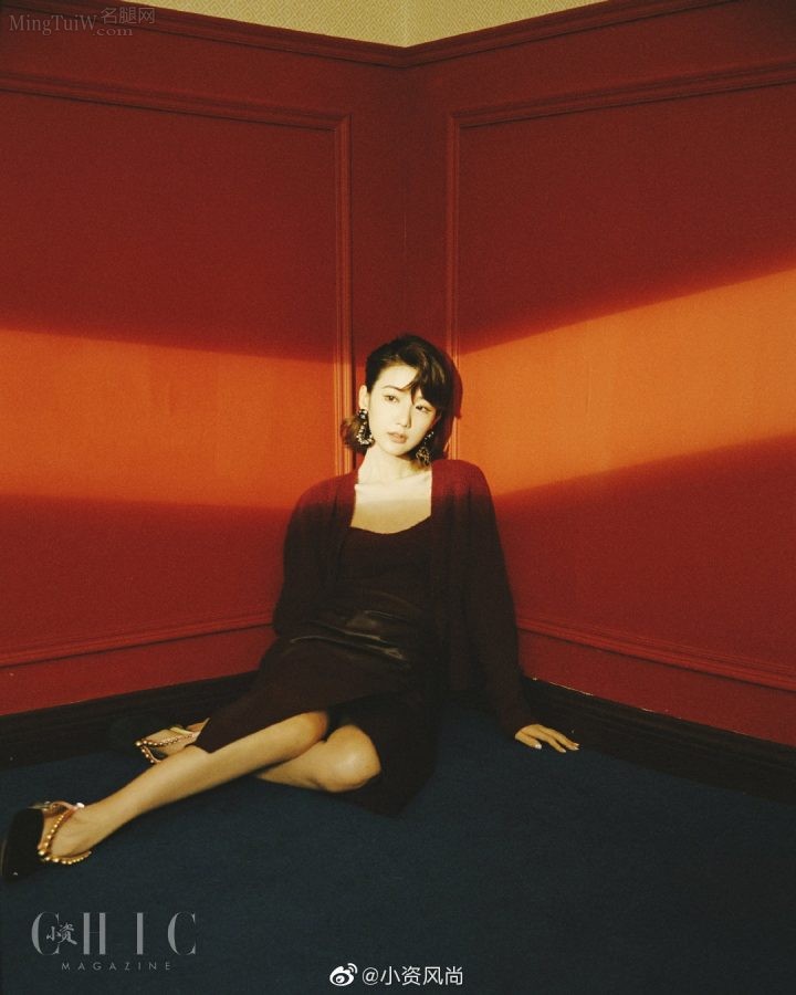 "Petty Bourgeoisie Fashion" Mao Xiaotong's retro film photo of beautiful legs(2/4)