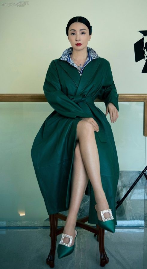 Beautiful big sister Tao Hong sits with her legs crossed and takes a photo(1/4)