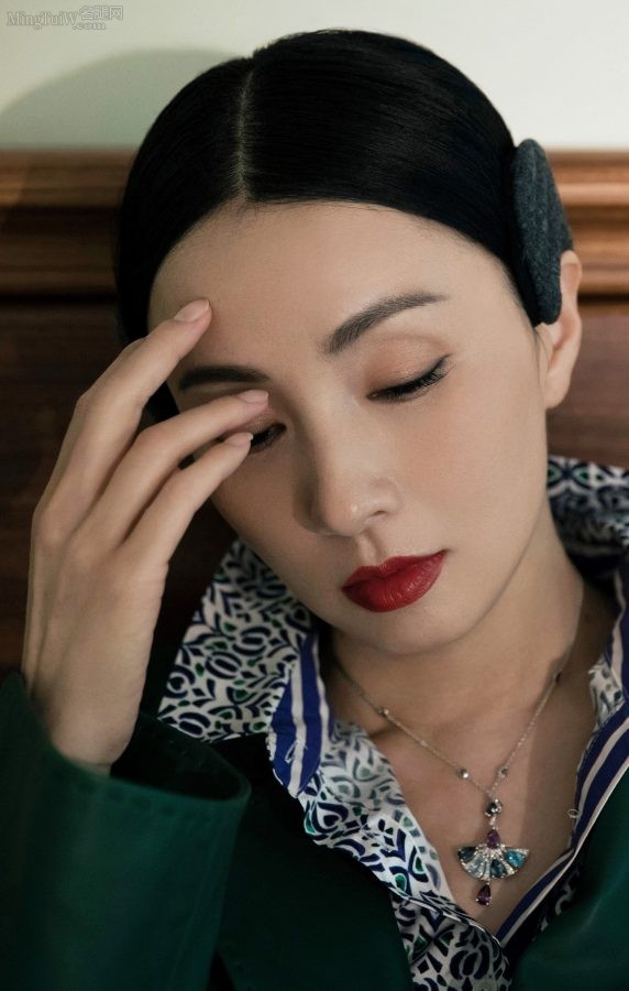 美丽的大姐姐陶虹夹腿坐姿拍写真(3/4)