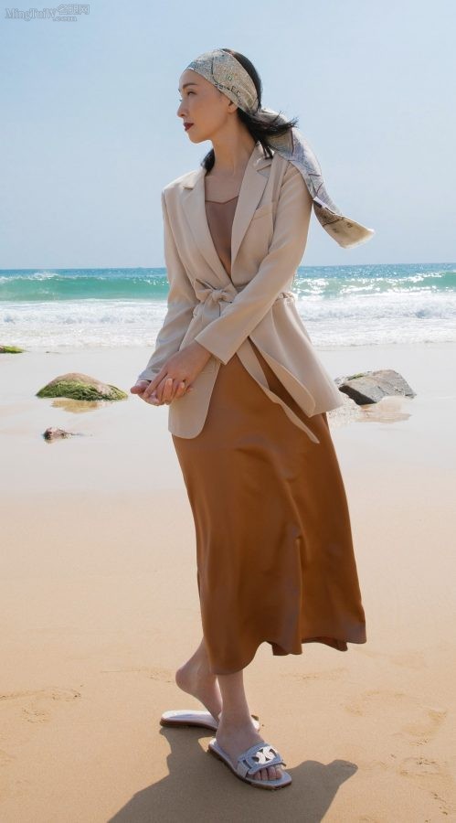 Tao Hong walks barefoot on the beach at the beach(4/6)
