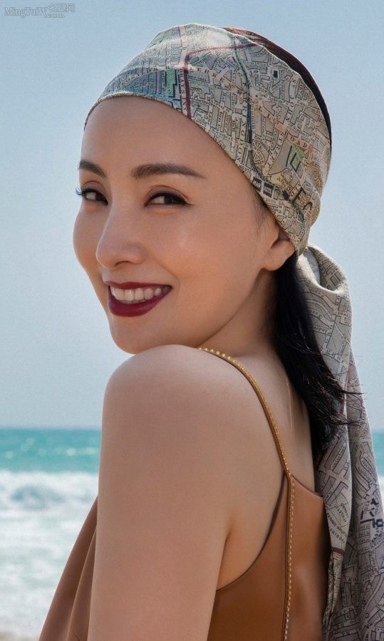陶虹在海边光着脚丫踩在沙滩上(5/6)