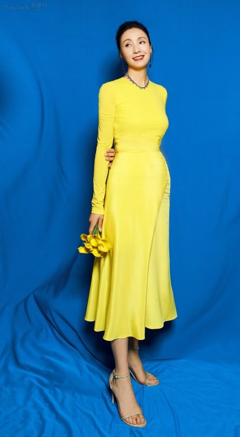 Mature and elegant Magnolia Award judge Tao Hong is bright and charming in a yellow skirt and sandals(1/6)