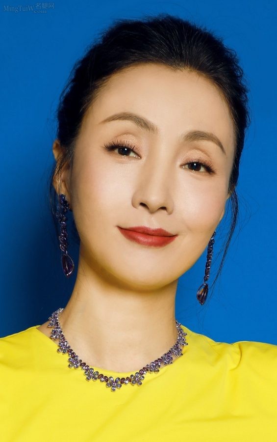 成熟气质的白玉兰奖评委陶虹穿黄裙踩凉鞋明艳妩媚(3/6)