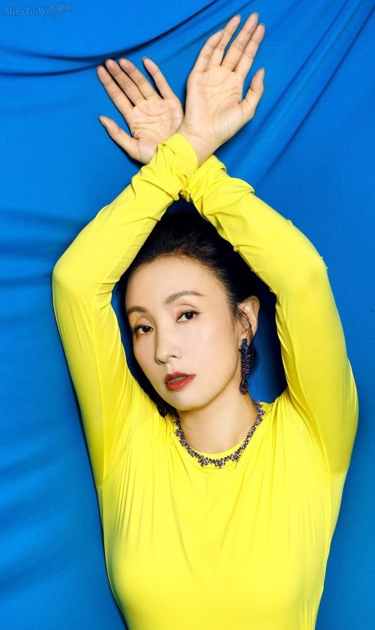 成熟气质的白玉兰奖评委陶虹穿黄裙踩凉鞋明艳妩媚(4/6)