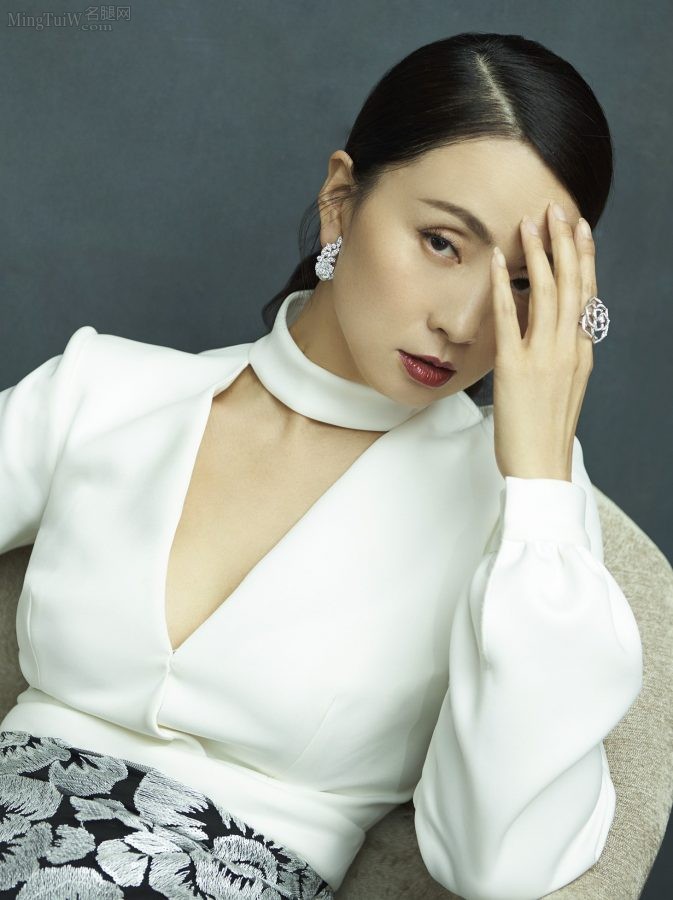 陶虹穿白色深V长裙高跟鞋里脚背美(2/7)