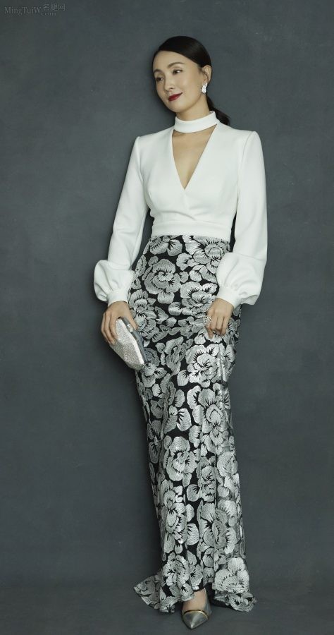 Tao Hong looks beautiful in her instep in a white deep V long skirt and high heels(3/7)