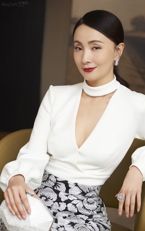 陶虹穿白色深V长裙高跟鞋里脚背美(5/7)