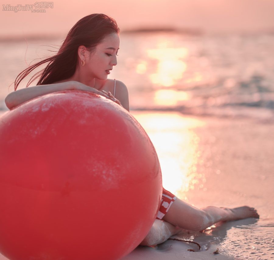 The seaside goddess Tong Liya wears a low-cut swimsuit with suspenders to show off her beautiful legs and feet under the sunset(5/6)