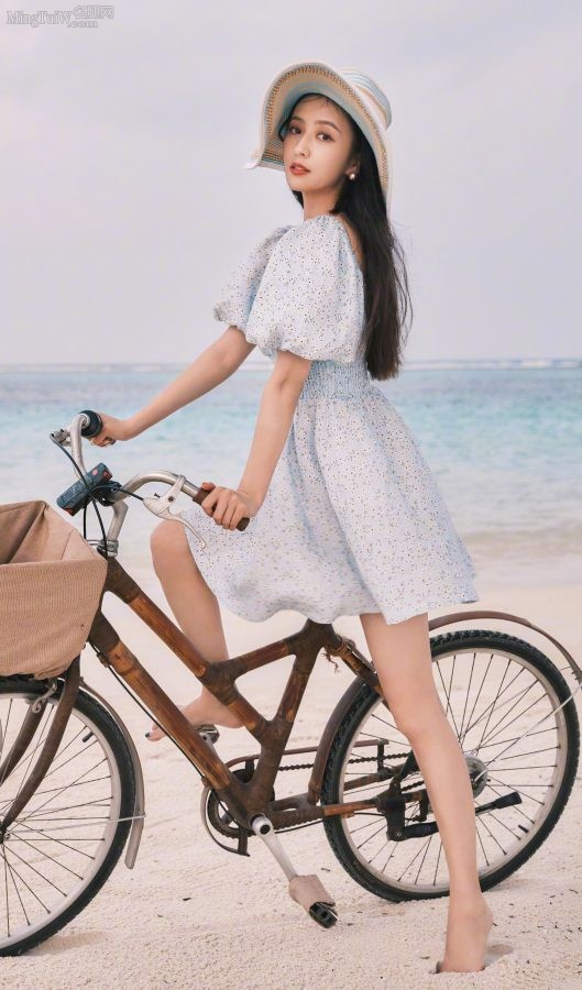 温柔美丽的女明星佟丽娅海边光脚丫任你欣赏，还要啥自行车？(1/9)