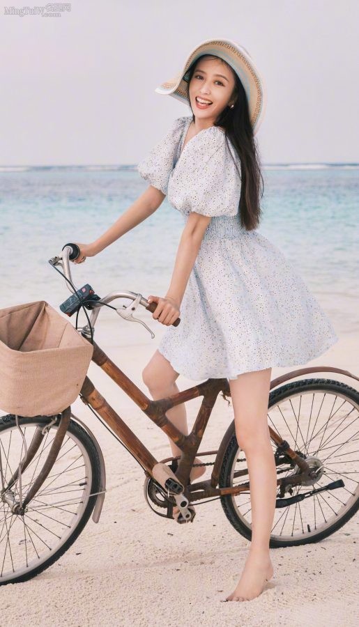 温柔美丽的女明星佟丽娅海边光脚丫任你欣赏，还要啥自行车？（第2张/共9张）