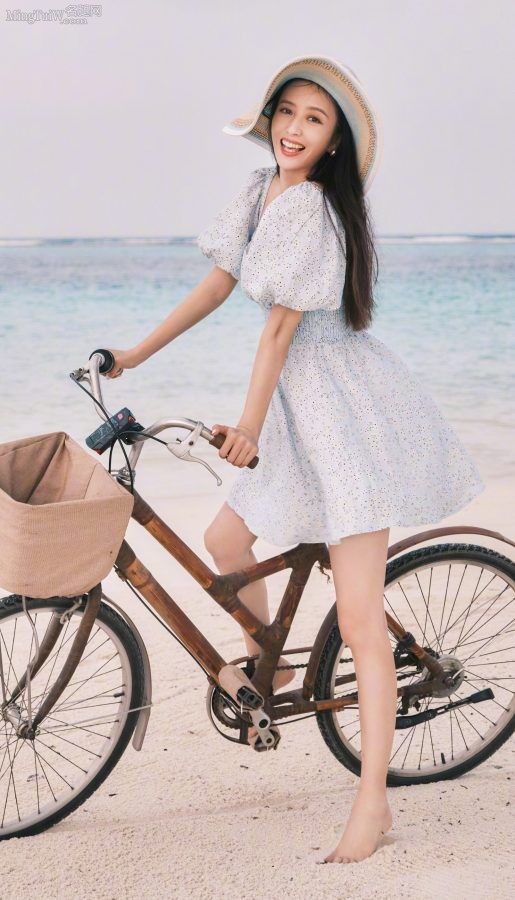 温柔美丽的女明星佟丽娅海边光脚丫任你欣赏，还要啥自行车？(2/9)